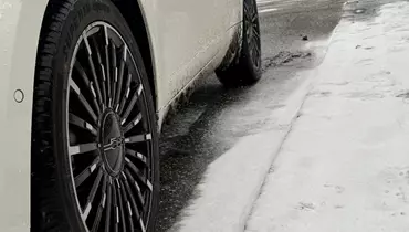 Hvordan forebygger du skader på dit hus, din bil og ikke mindst dig selv under en snestorm, og hvad skal du gøre, hvis uheldet alligevel er ude? I denne artikel får du en række forebyggende råd, ligesom vi også guider dig til, hvordan du skal forholde dig, hvis uheldet er ude.