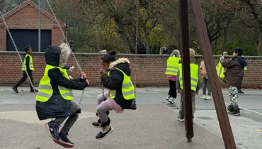 November er over os, og det betyder, at vinteren for alvor er sat i gang. Med vinteren følger de korte dage og lange mørke timer – og det stiller større krav til synlighed i trafikken. Uanset om du bevæger dig til fods, på cykel eller i bil, er det vigtigt, at du gør en ekstra indsats for at blive set.