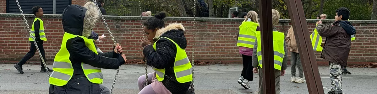 November er over os, og det betyder, at vinteren for alvor er sat i gang. Med vinteren følger de korte dage og lange mørke timer – og det stiller større krav til synlighed i trafikken. Uanset om du bevæger dig til fods, på cykel eller i bil, er det vigtigt, at du gør en ekstra indsats for at blive set.