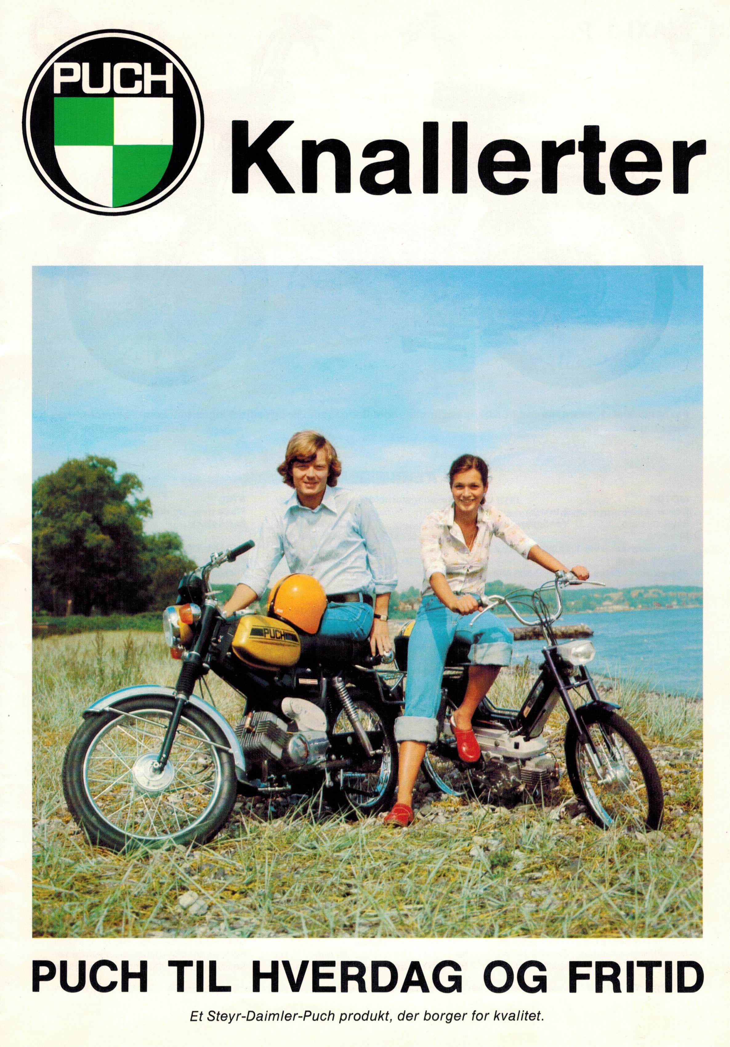 Billedet viser en retro plakat med en mand og en kvinde der sidder på hver deres puch maxi. Nederst på billedet ses teksten "puch til hverdag og fritid"