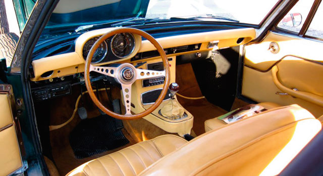 Man ser en veteranbil indefra.