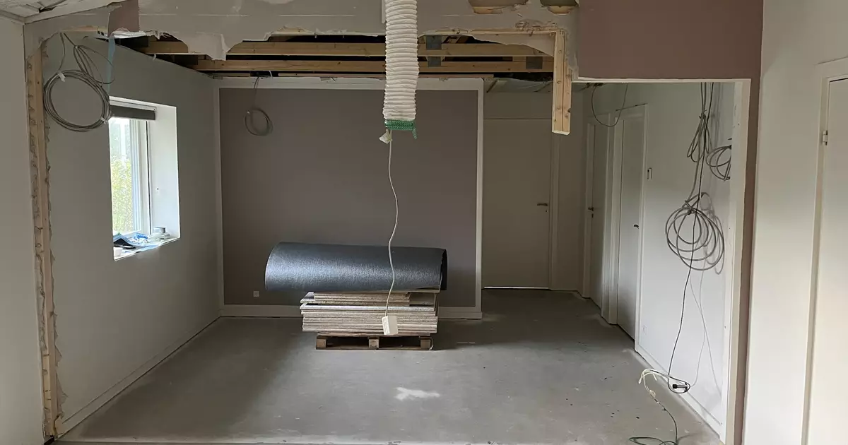 Råt lokale under renovering med blotlagt loft og kabler, klar til ombygning
