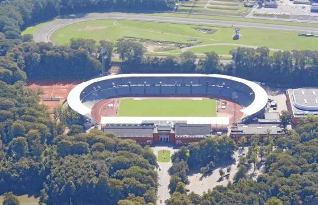 Billede af ceres park arena. Det er sommer og grønt på billedet.