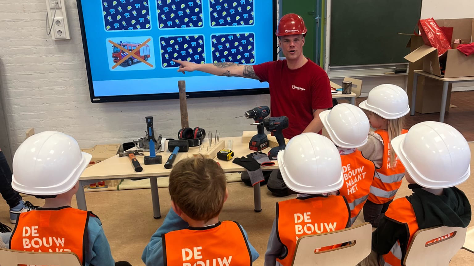 Tekentafel met projector voor creatief tekenen