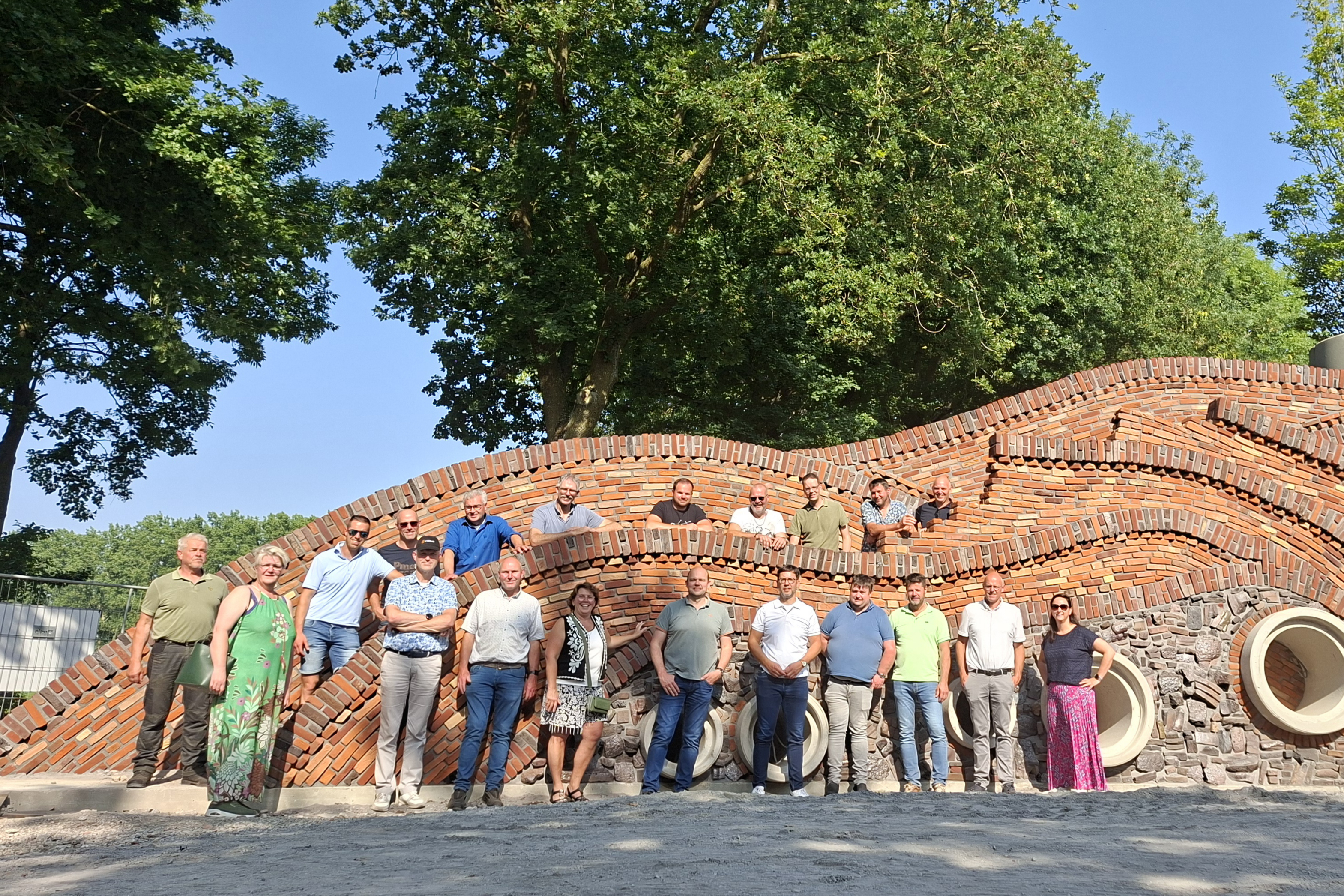 Stenen en bbq: Veluwestreek trotseert hitte in steenfabriek