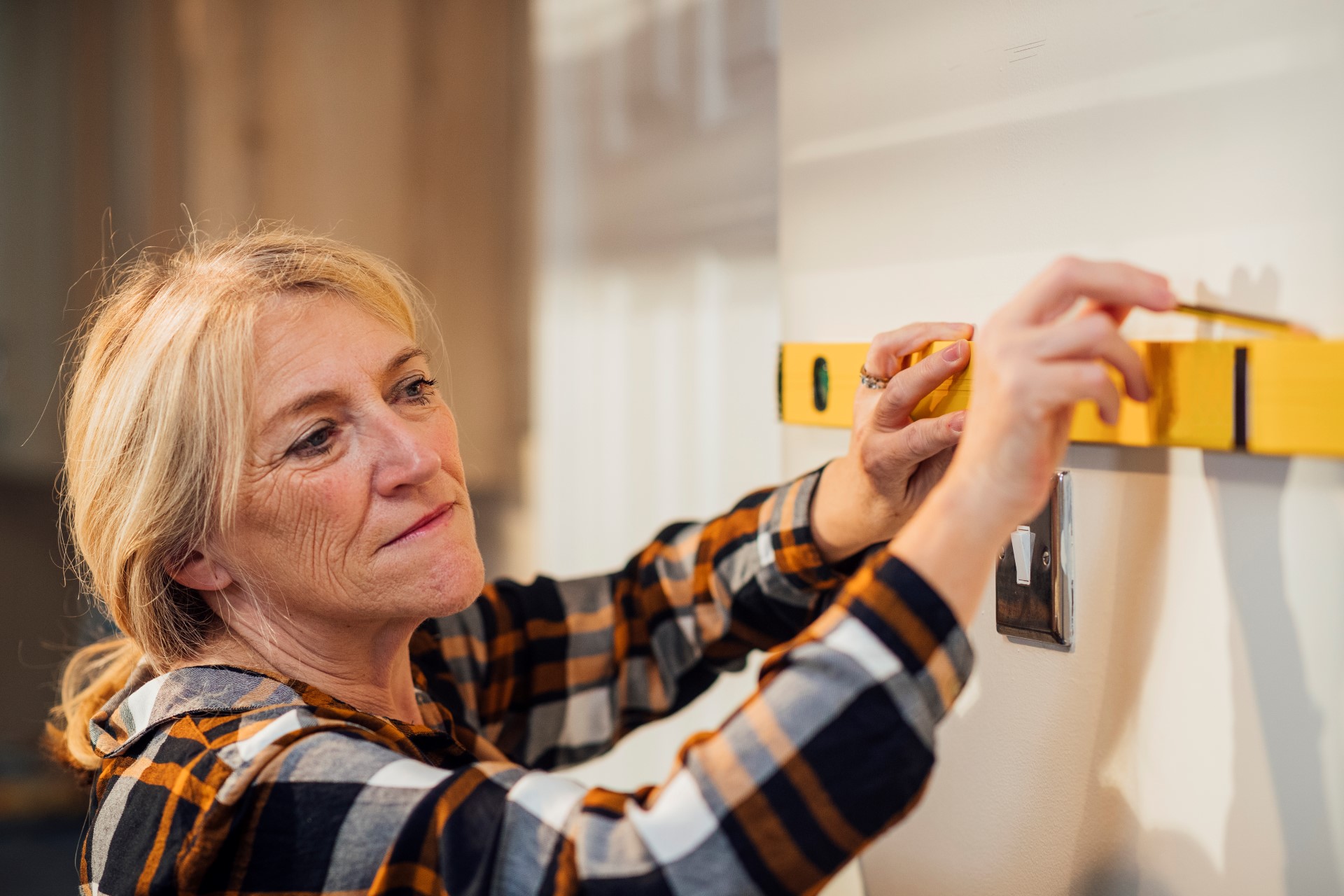 Women marking a wall with a pencil