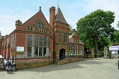 The front of the building of Hucknall Library