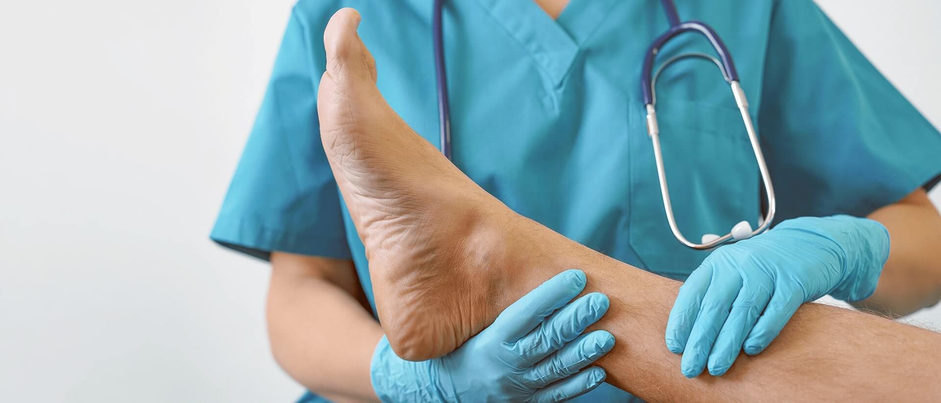Médico a fazer uma avaliação tornozelo de um paciente