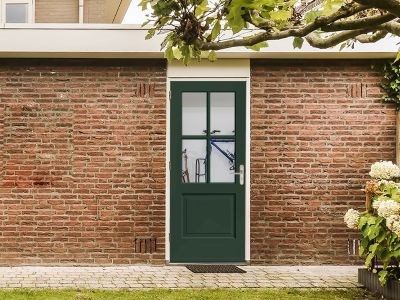 Groene schuurdeur met glas in ruiten