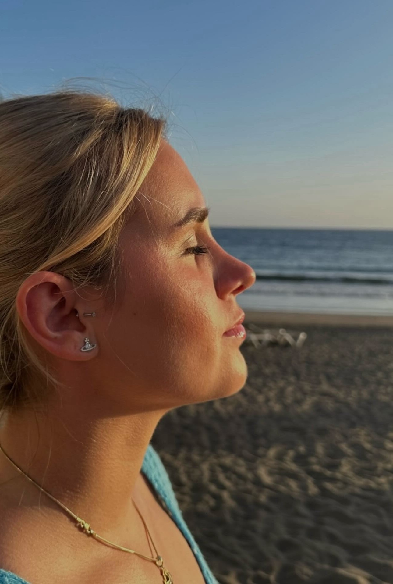 womans side profile on a beach