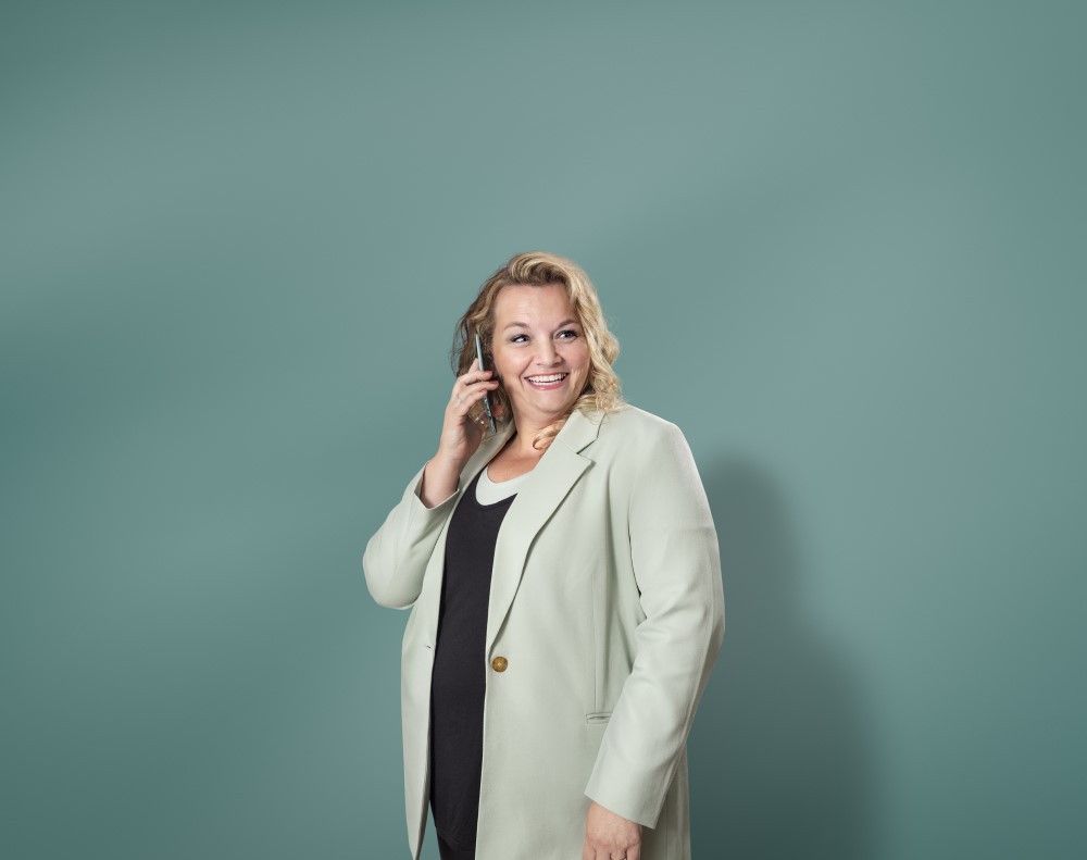 Jonge vrouw belt met smartphone