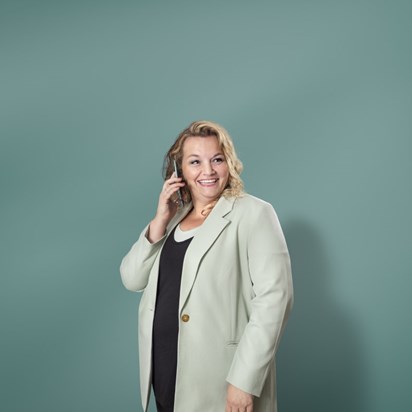 Jonge vrouw belt met smartphone
