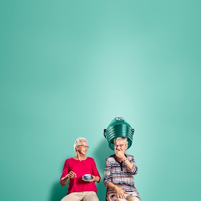 2 oudere vrouwen delen grapje