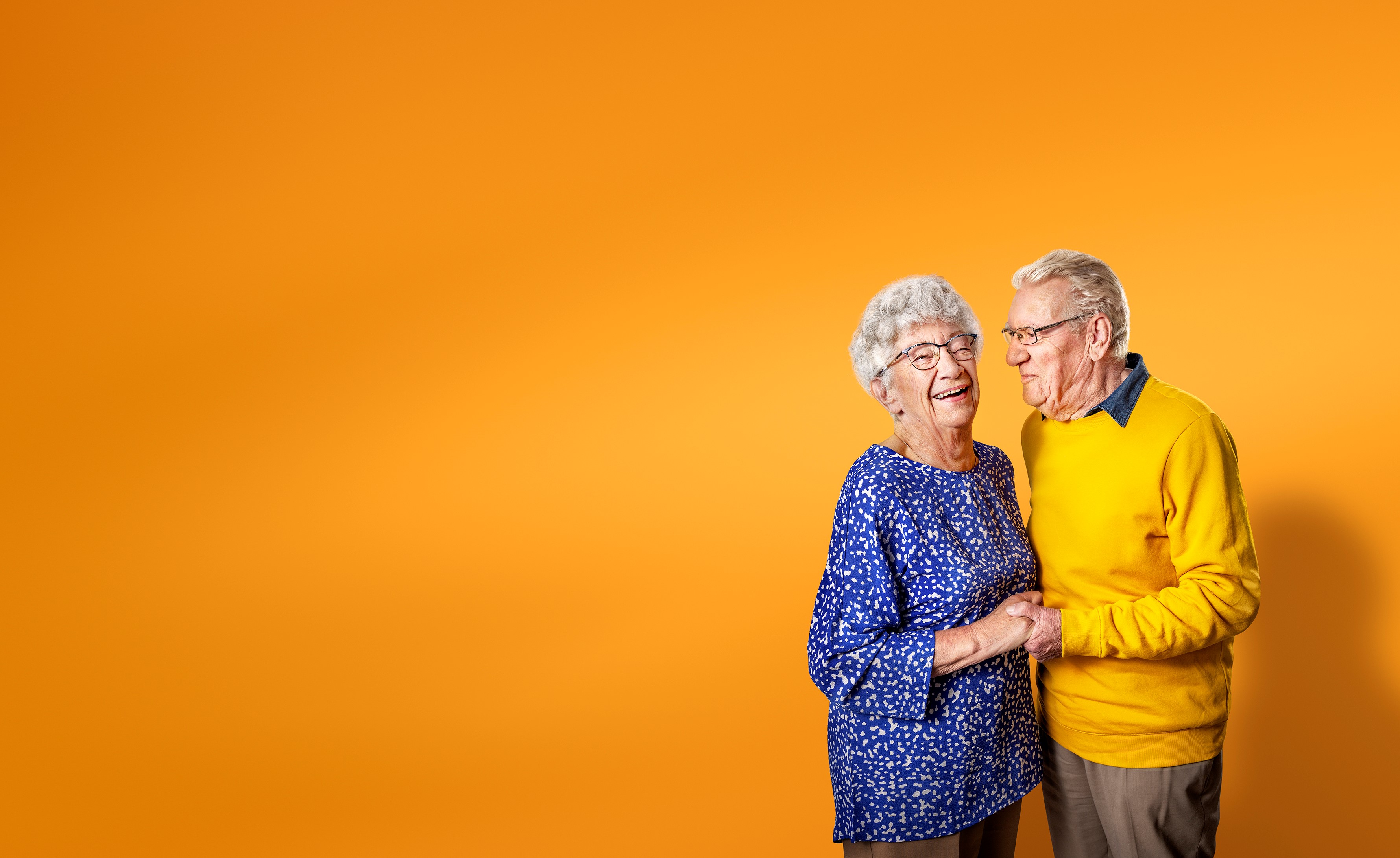 Gelukkig ouder stel houdt handen vast