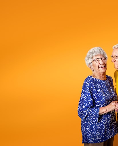 Gelukkig ouder stel houdt handen vast