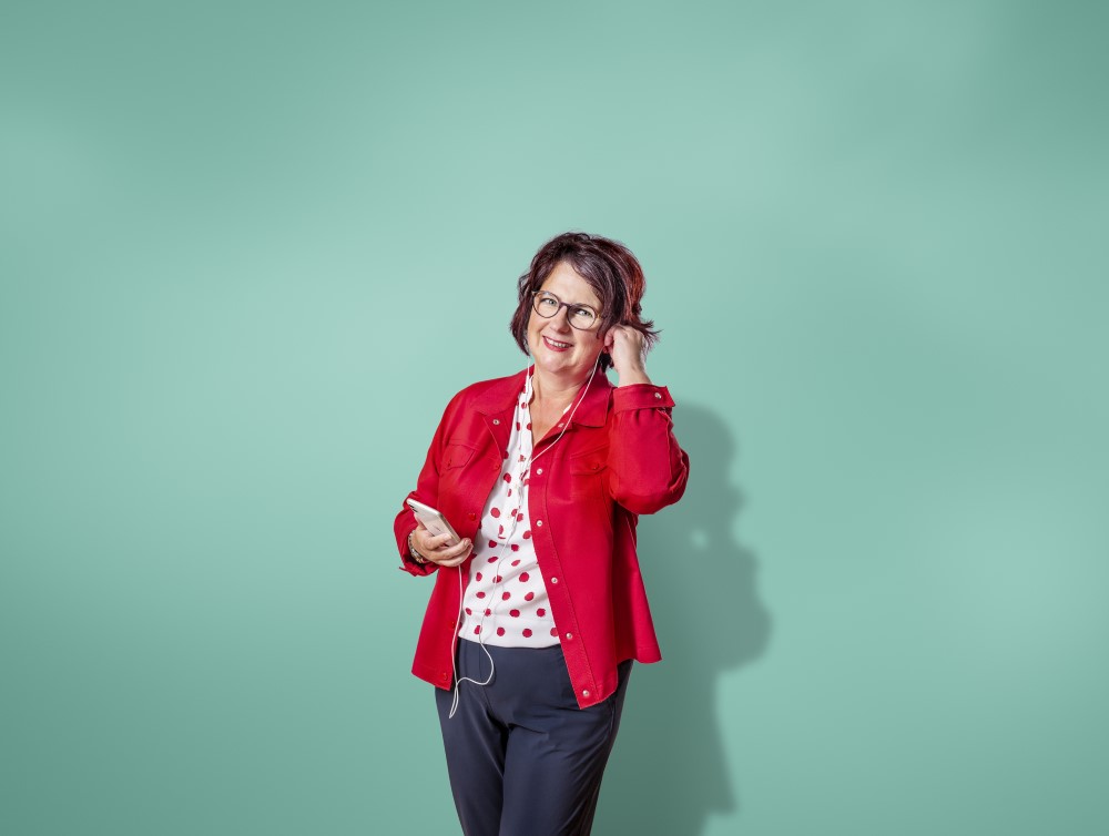 Vrouw doet oordopjes van koptelefoon in 