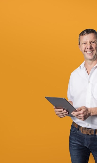 Vrolijk man met iPad