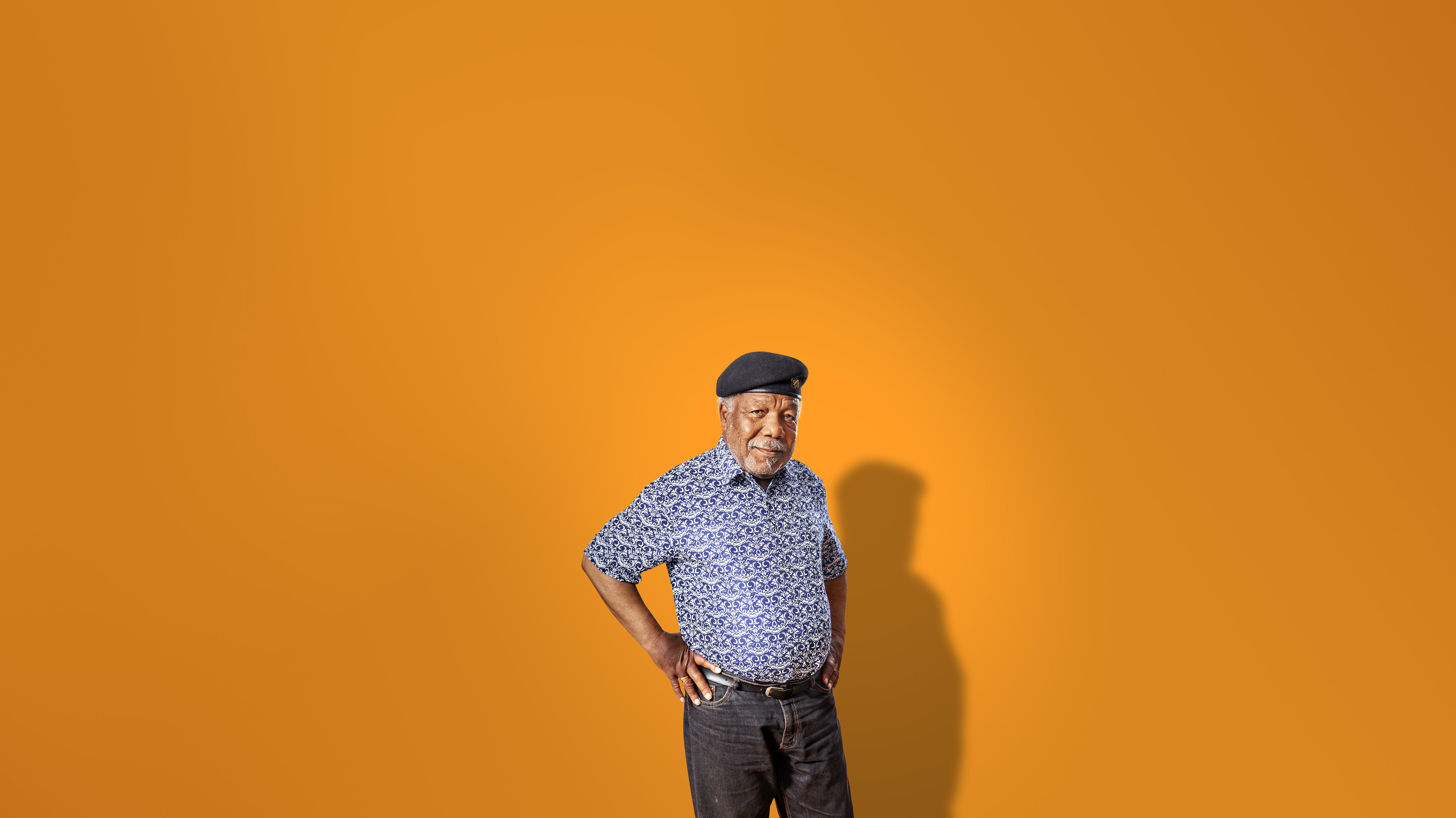 Oudere man van Surinaamse afkomst met baret op