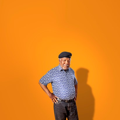 Oudere man van Surinaamse afkomst met baret op