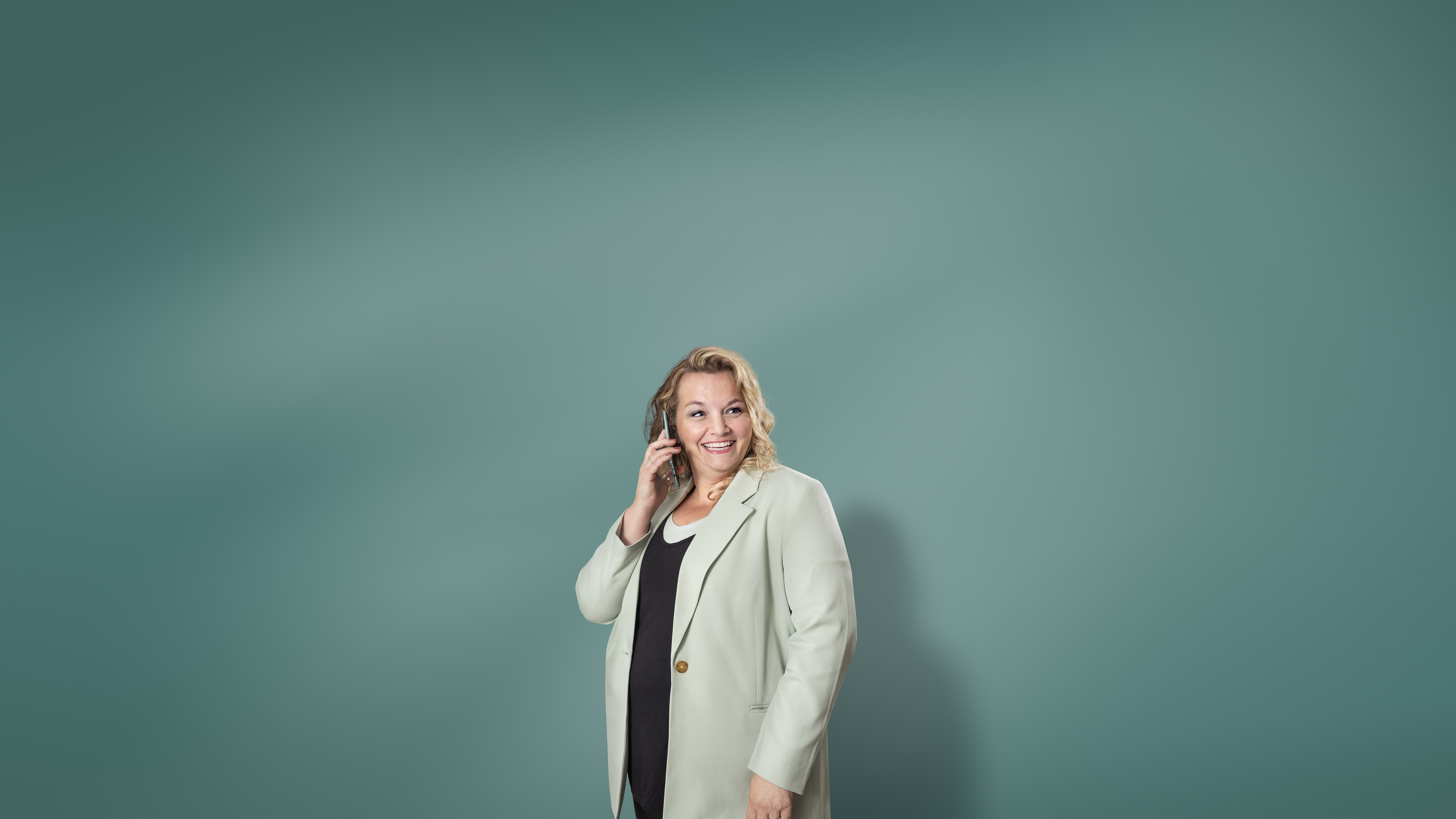 Jonge vrouw belt met smartphone