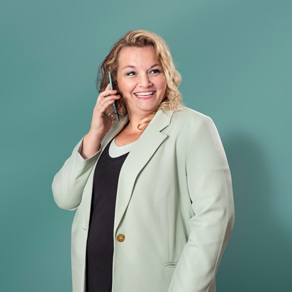 Jonge vrouw belt met smartphone