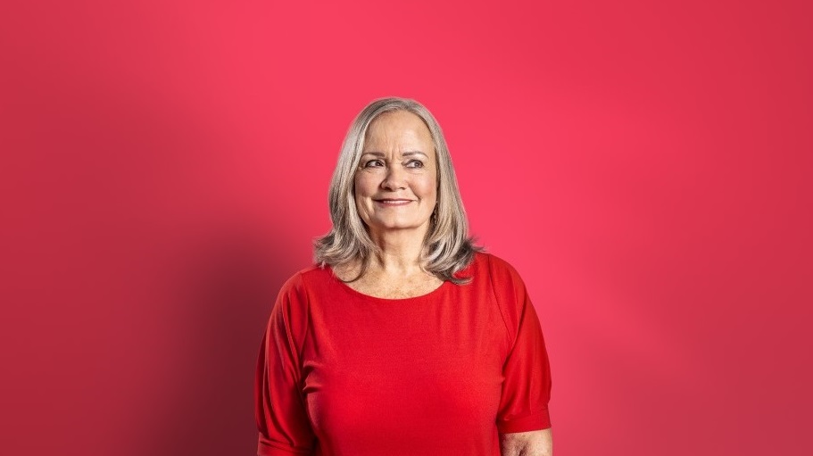 Oudere vrouw kijkt nieuwsgierig naar rechts