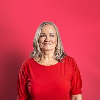 Oudere vrouw kijkt nieuwsgierig naar rechts