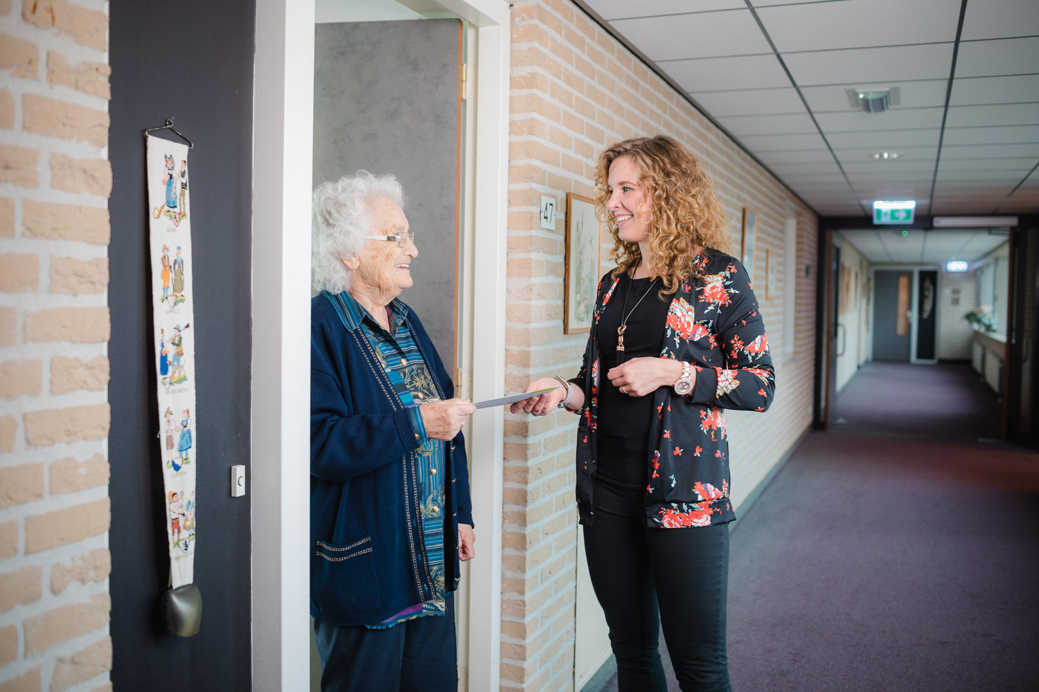 Bewonersconsulent in gesprek met huurder Woonzorg Nederland