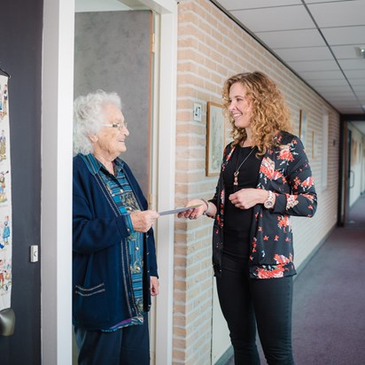 Bewonersconsulent in gesprek met huurder Woonzorg Nederland
