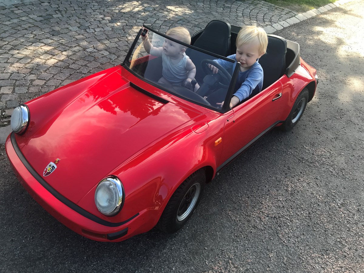 Thomas egne børn har simpelthen også deres helt egen Porsche, præcis som han selv er vokset op med det. Deres er en lille, rød sag med benzinmotor fra 1987. Hele familien har benzin i blodet