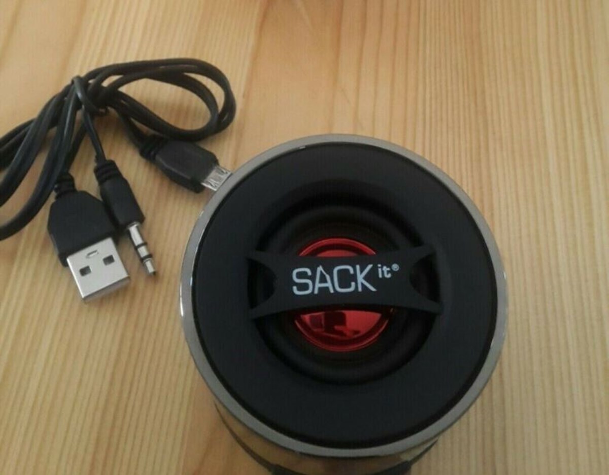 Denne lille, dansk designede højtaler SACKit passer pænt i lommen og kan spille musik i 5 timer på batteri. Sælges af Ed fra København for bare 225 kroner.