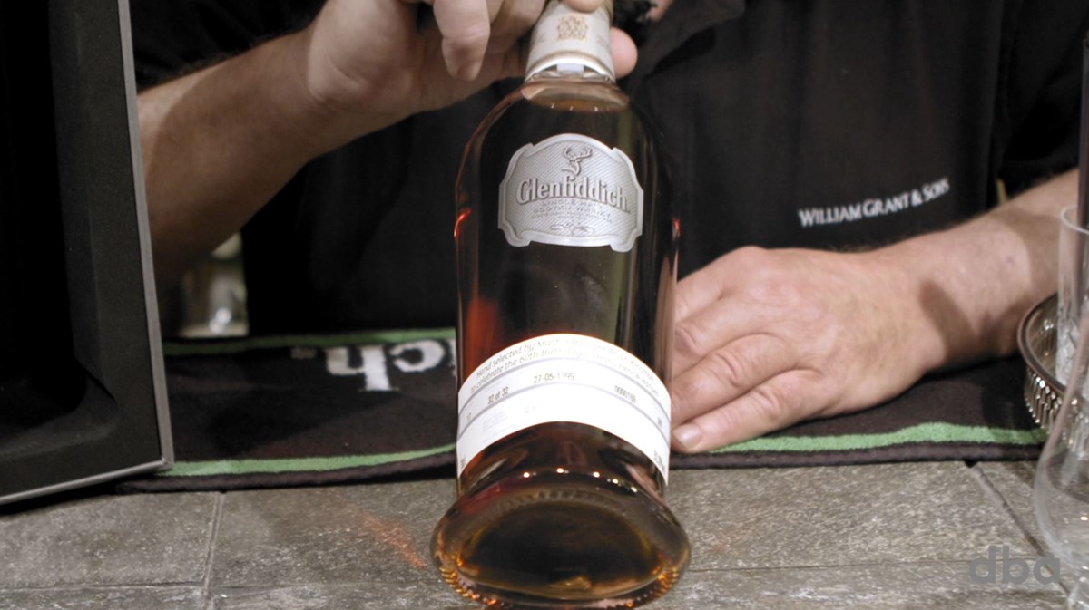 32 ud af 32 flasker er i Hans-Henriks varetægt. Destilleriet tilføjede en lille fødselsdagshilsen på samtlige af dem.