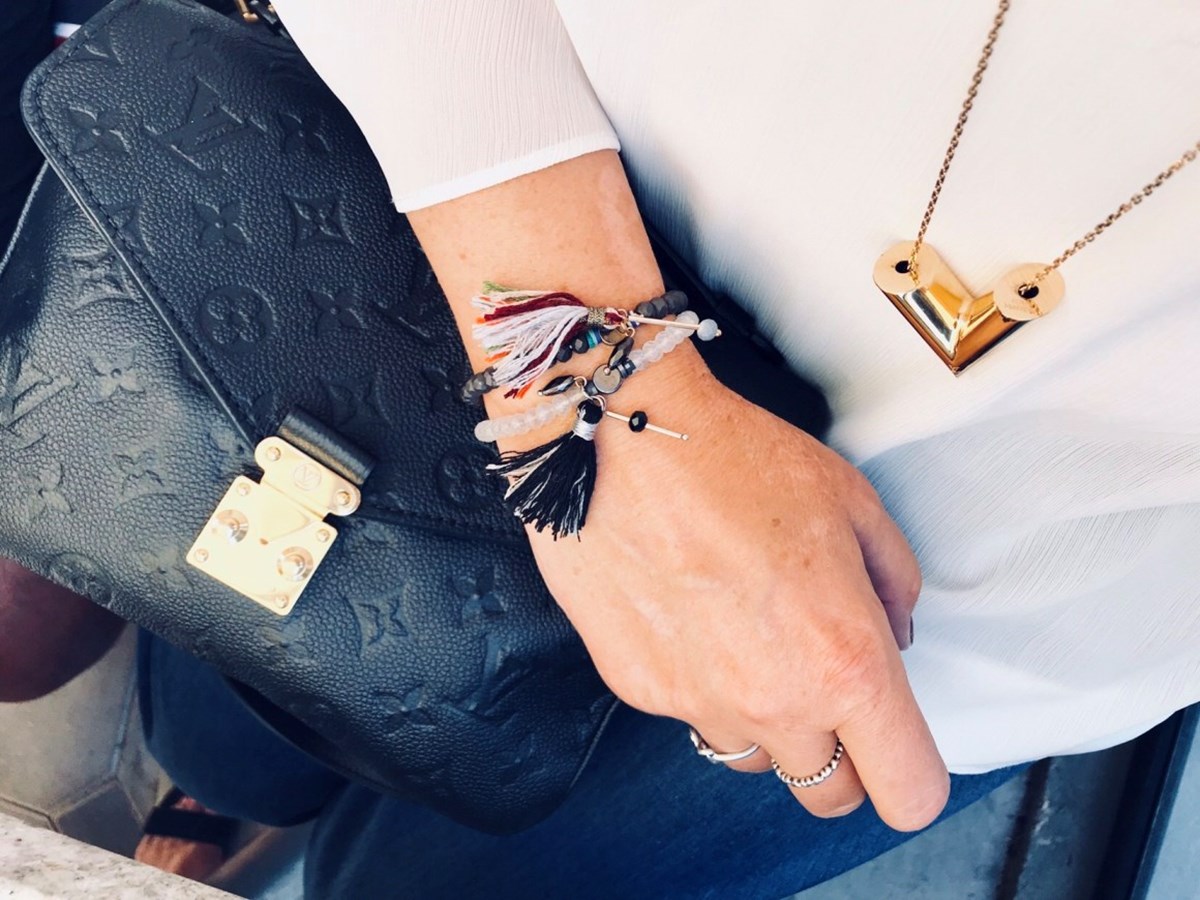 Her ses Marlenes Louis Vuitton Metis-taske, som er voldsomt populær. Hendes er lavet i embossed leather, altså hvor der er mønster præget ind i læderet, fortæller hun. Også halkæden er fra Louis Vuitton. En ægte samler nøjes ikke med tasker alene…