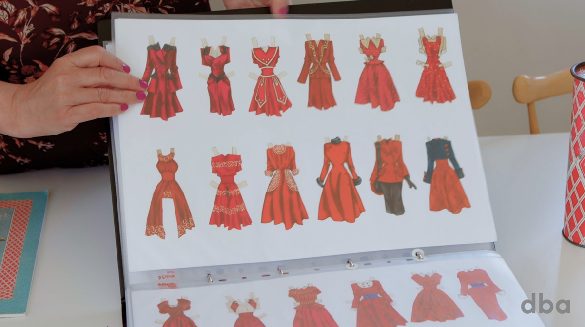 Mosterlise har farvesorteret alle sin Marie Dukke-kjoler.