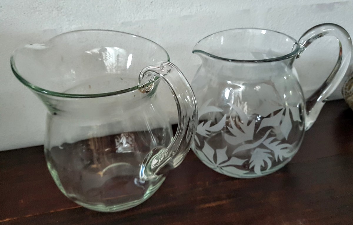 For kun 125 kroner kan disse smukke, gamle glaskander blive dine. Det er Susanne fra Fredericia, som sælger dem, og hun sender gerne mod betaling af fragt.