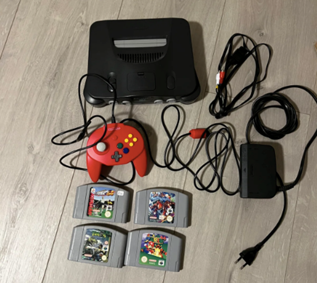 Michael fra Esbjerg har netop nu denne Nintendo 64 til salg her på DBA. For 900 kroner får du den med i bytte inklusiv fire spil, alle nødvendige kabler og 1 controller.