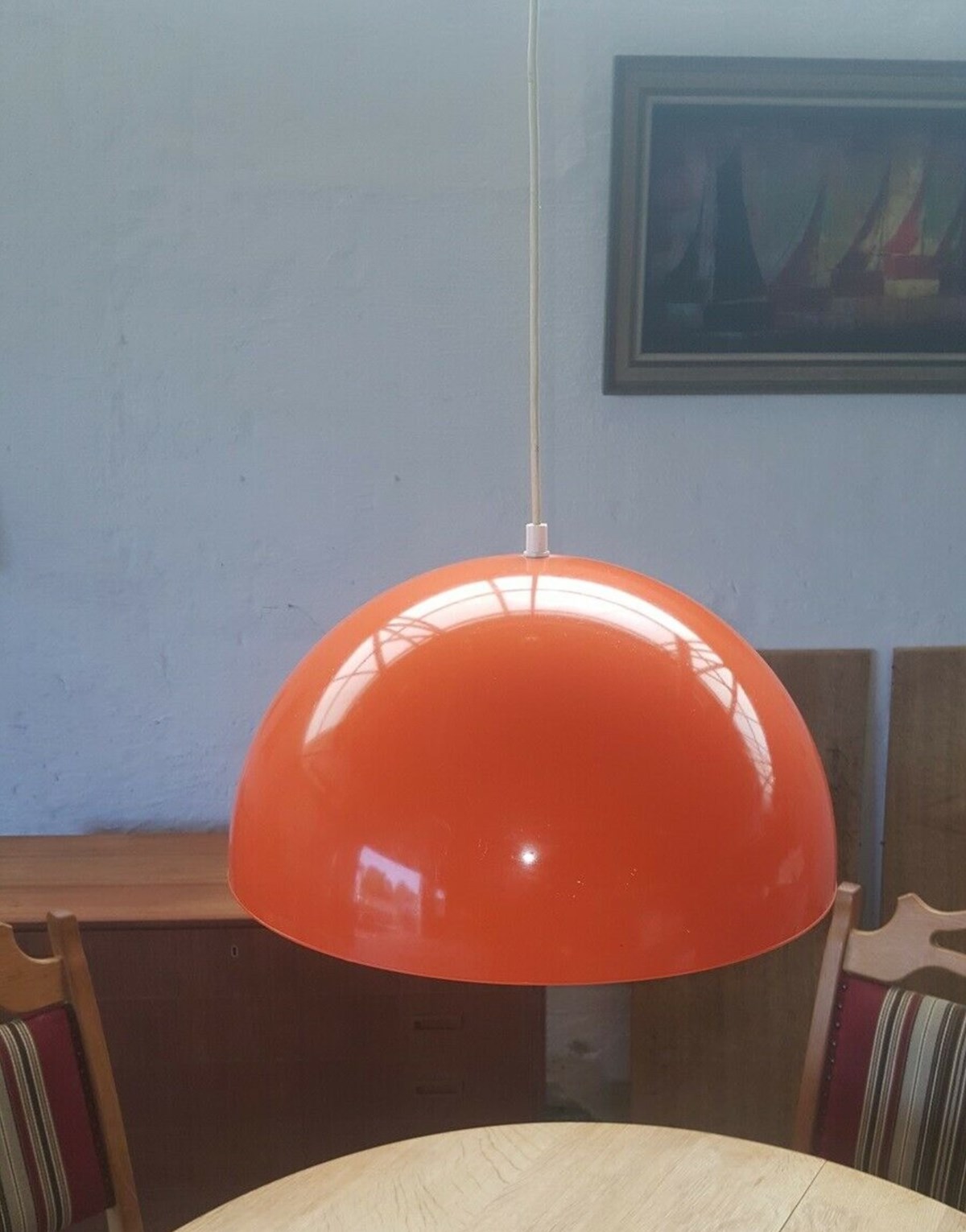 400 kroner håber Poul at få for sin orange loftslampe, som han lige nu har til salg på DBA.