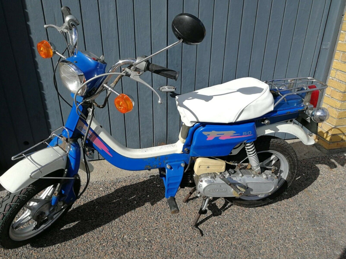 Denne Suzuki FZ50 står med den helt rigtige blå lakering og hvidt sæde. Den sælges af Mee fra Odense for 7.500 kroner.
