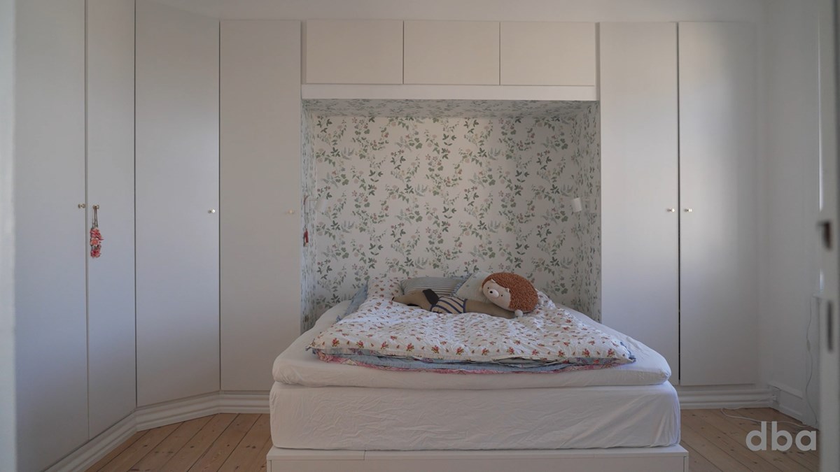 Vidste du, at sengen er det møbel, vi ejer i længst tid, før vi skifter det ud? 13,3 år vurderer danskerne i gennemsnit, at de ejer deres seng. Til en sammenligning vurderer danskerne, at deres køleskab bliver skiftet ud hver 10. år.
