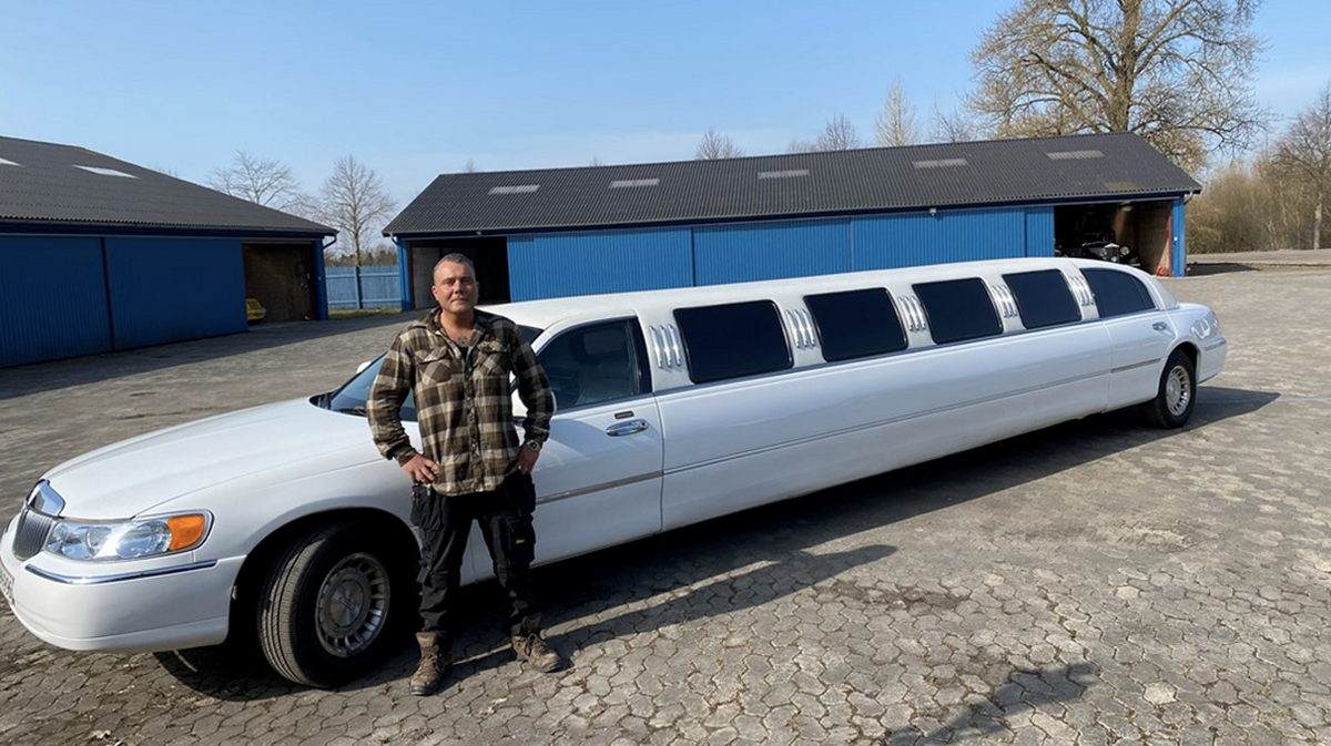 Sebastians limousine er fra 2000. Den har kørt 280.000 kilometer og har en 4,6 motor.
