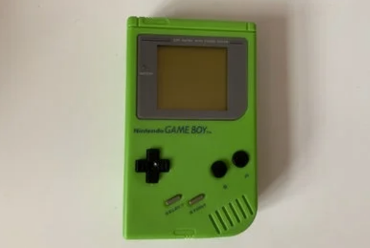 Til de kolde sommerdage er en Game Boy fra Nintendo god underholdning. Emil fra København S har lige nu denne grønne Nintendo Game Boy Classic til salg her på DBA. Den kan blive din for 499 kroner.