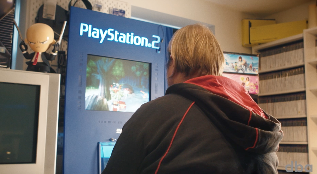 Den største ting i Thomas’ samling er en Kiosk-spillemaskine, hvorpå han kan spille alle sine PlayStation 2-spil.