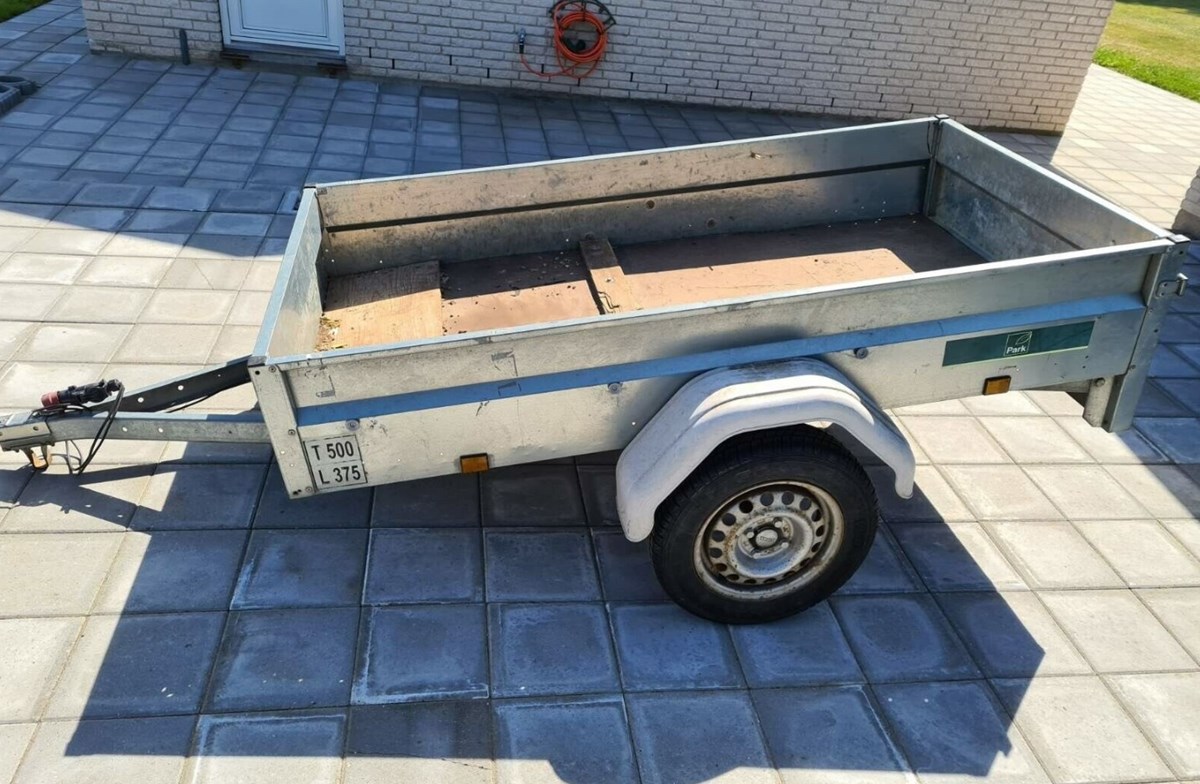 3.000 kroner skal du slippe, hvis denne Brenderup-trailer skal blive din. Den har Fadil fra Kalundborg nemlig til salg. Traileren har en lastevne på 375 kilo, og dens totalvægt er 500 kilo