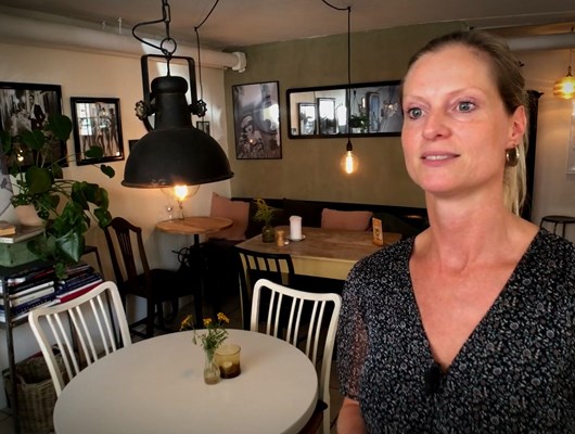 Video: Kom ind i Camillas genbrugs-café