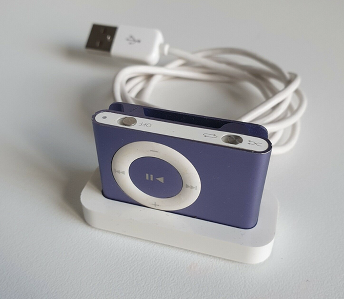 Heidi fra Brøndby Strand har i skrivende stund denne lille iPod - nemlig en lilla anden generation lilla iPod Shuffle, som rummer 1 gigabyte - til salg her på DBA for den nette sum af 200 kroner.