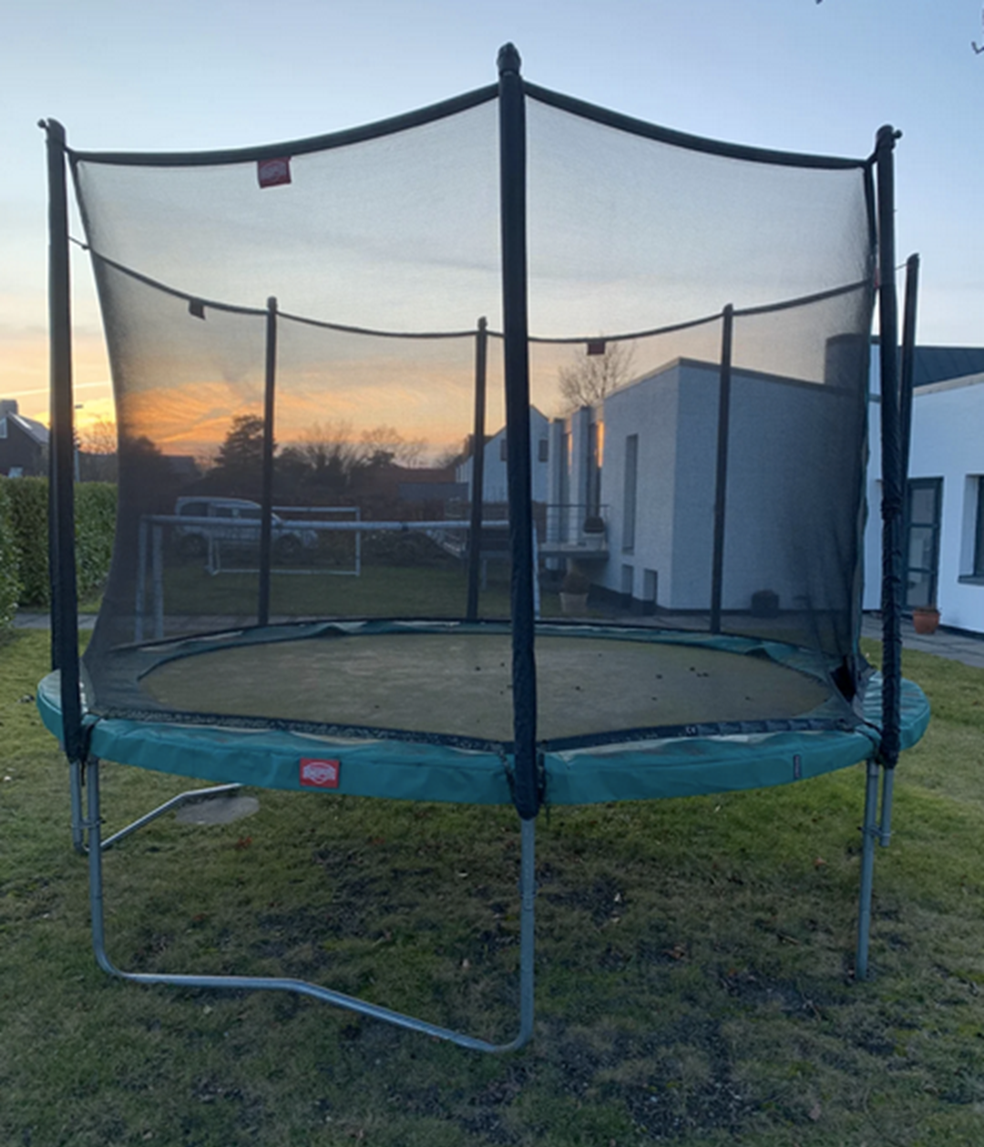 1.000 kroner. Det skal du være klar på at aflevere til Trine fra Risskov, hvis denne trampolin af mærket Berg Havetrampolin skal hjem og bo i din have.