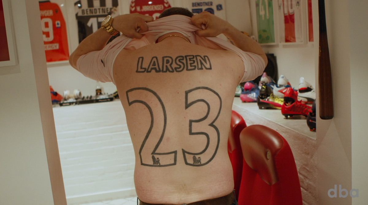 Kevin har matchende fodboldstøvler til sin tatoveringen, hvor der også står ’Larsen 23’. Se dem i videoen øverst i artiklen.