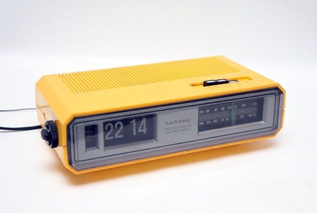 Retro clockradio med analoge flip-tal. Mærket er ”Mark”. Udbudsprisen er 300 kroner