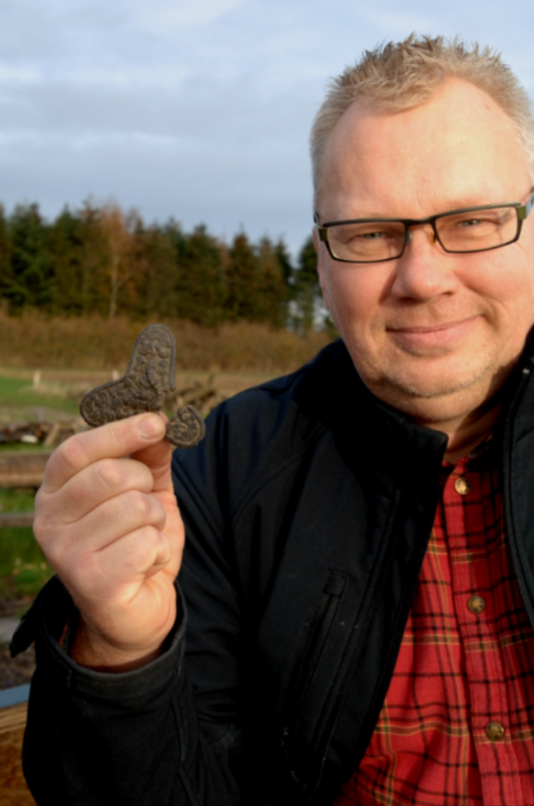51-årige Jan Hein fra Kølstrup på Fyn - her på billedet med et fund fra Vikingetiden, han fandt med sin metaldetektor