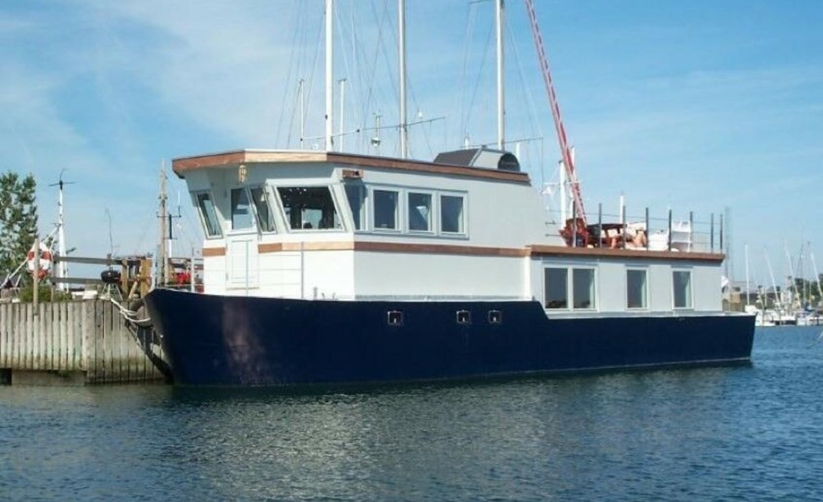 Ulla fra Albertslund har denne fine husbåd til 2.300.000 kroner til salg på DBA. Husbåden er fra 2006, den har to sovepladser, og den holder til i Brøndby Havn